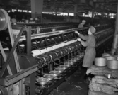 Kvinnor arbetar vid maskinerna på Wahlbecks fabrik