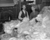 Hjalmar Johansson och Karl Karlsson förbereder sisal för kardning på Wahlbecks fabriker