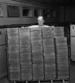 Valter Gustafsson med en vagn sorterade knäckebröd på Nordstjernans knäckebrödsfabrik.