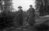 Två damer med cyklar