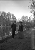 Karl och Frida på promenad längs kanalen