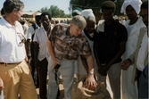 Gummi aravbicum inspekteras i Sudan av Ove Anonsen och Sam Sundqvist 1992.