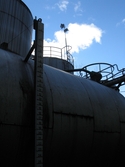 En tank och två cisterner vid Soabs industrianläggning i Mölndals Kvarnby, år 2007. Anläggningen användes vid fototillfället av Hexion Speciality Chemicals Sweden AB.