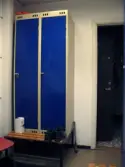 Utrymme med två omklädningsskåp. Interiörfotografi från byggnad vid Soabs industrianläggning i Mölndals Kvarnby, år 2007. Anläggningen användes vid fototillfället av Hexion Speciality Chemicals Sweden AB.