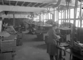 Maskinsal på AB J.Persson & Co skofabrik, 1942