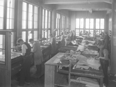 Tillskärning av läder på AB J.Persson & Co skofabrik, 1942