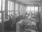 Tillskärning av läder på AB J.Persson & Co skofabrik, 1942