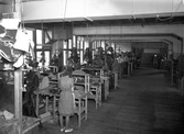 Tillpassning av skinn på AB J.Persson & Co skofabrik, 1942