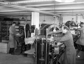 Stansning av skodetaljer på Vennerlunds skofabrik, 1940-tal