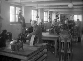 Arbete med innersulor på Vennerlunds skofabrik, 1940-tal