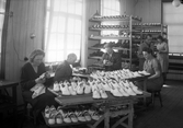 Kontroll av skor på Vennerlunds skofabrik, 1940-tal