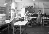 Skoputsning och packetering på Vennerlunds skofabrik, 1940-tal