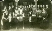 Sala sf.
Kvinnor på kurs i stickning, c:a 1916.
