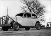 Stock car. En Ford V8 1936 års modell. Den skänktes av AutoMaskiner till jobbarna på verkstaden och man utsåg Ingemar 
