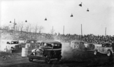 Premiärtävling, Stock car, 24/4 1955, Falköpings motorbana. Här leder bil 4 (Lars Bjurde, Göteborg). N:r 34 är Enok Stennert, Stenstop i en Ford 1937.