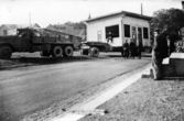 Hösten 1949 flyttades den gamla busstationen från Jakobsgatan till motorbanan. Bärgningsplutonen från P¤ i Skövde skötte transporten. Här har man kommit upp förbi Hästbackens småstugor.