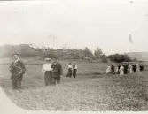 Ett vykort på Apelgården - Kålleredgården, postat 1907 från Göteborg. Motivet är på promenerande, uppklädda sommargäster (musiker från Stora Teatern i Göteborg), som vandrar på en äng. De brukade hyra stugor under sommarperioderna av bl.a ”Mor Annas” (Anna Augustdotter, gift Bengtsson) och andra gårdar. I bakgrunden skymtar Apelgården 1:17 