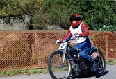 Scheelebacken 1997 - 50 år efter de ursprungliga backtävlingarna. Jan Strand, Borås, på en JAP 1948. Cykeln är den hans far Stellan Strand med framgång körde.