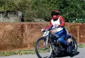 Scheelebacken 1997 - 50 år efter de ursprungliga backtävlingarna. Jan Strand, Borås, på en JAP 1948. Cykeln är den hans far Stellan Strand med framgång körde.