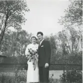 Bröllopsfoto av Dagny och Karl Gustaf Pettersson, Backen eller Högen okänt årtal. Paret står ute i naturen.