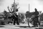 Scheelebacken 24/8 1947. Hans Henriksson, Stockholm MS. JAP 500 cc. Starter Olof Dahlberg, vice starter (på räcket) Nils Gustavsson.