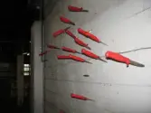 Trävägg full av knivar med rött handtag. Interiörfotografi från byggnad vid Soabs industrianläggning i Mölndals Kvarnby, år 2007. Anläggningen användes vid fototillfället av Hexion Speciality Chemicals Sweden AB.