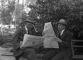 Ivar Belfrage och Sven läser tidningen