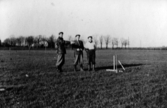 Här ska Falköpings motorbana byggas! Mittpunkten är markerad. Marken tillhörde gården Fredriksberg och man ser snöstaketet vid gamla Åslevägen. Foto troligen taget i mars 1949.