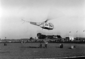 Helikopteruppstigning på motorbanan i samband med Falköpingsutställningen 1951. Pris 10 kr/person.