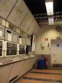 Kontrollrum med kontrollpaneler. Interiörfotografi från byggnad vid Soabs industrianläggning i Mölndals Kvarnby, år 2007. Anläggningen användes vid fototillfället av Hexion Speciality Chemicals Sweden AB.