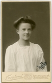 Porträtt på Gitta Platon Apotekare. Skene. Slutade Jönköpings Elementarskola för flickor år 1905.