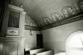 Orgelläktaren i Hälleberga kyrka innan branden 1976.