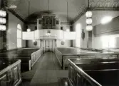 Interiör mot orgelläktaren i Hälleberga kyrka innan branden 1976.