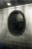 Minnestavla i Hälleberga kyrka, innan den brann ned 1976.

Inskription: 