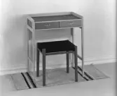 Pall och litet skrivbord