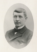 Ateljéporträtt av sjökapten Alfred Nilsson (1875 - 1936), Kållered Stom 