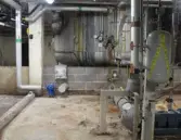 Utrymme med tankar och rörledningar. Interiörfotografi från byggnad vid Soabs industrianläggning i Mölndals Kvarnby, år 2007. Anläggningen användes vid fototillfället av Hexion Speciality Chemicals Sweden AB.