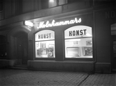 Molnhammars skyltfönster på kvällen, 1949