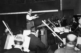 Dirigent Grevenius leder orkester, 1947