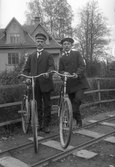 Två män med cyklar
