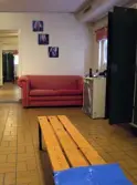 Omklädningsrum med skåp, en bänk samt en soffa. Interiörfotografi från byggnad vid Soabs industrianläggning i Mölndals Kvarnby, år 2007. Anläggningen användes vid fototillfället av Hexion Speciality Chemicals Sweden AB.