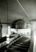 Interiör mot orgelläktaren i Hälleberga kyrka, innan branden 1976.