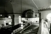 Interiör mot orgelläktaren i Hälleberga kyrka innan branden 1976.