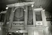 Orgeln i Hälleberga kyrka innan branden 1976.