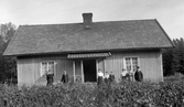 Familj framför hus