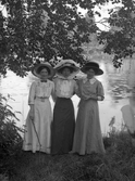 Tre damer vid sjö