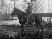 Gunnar Hultgren ridande på häst