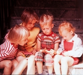 Barn i trappuppgång. Växjö, 1956. Pär Lagerkvists väg 2.