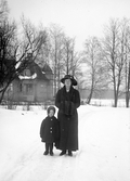 Kvinna med barn vid Ryssvillan