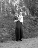 Kvinna med barn på armen